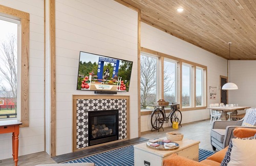Williamsburg House | 🐎 Gorgeous 3BDR Upper Duplex w/ Stables & 3 Paddocks ➠ 9246 U!