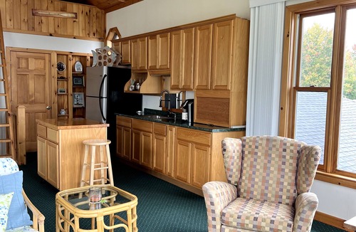 Stow Apartment | Gorgeous lakefront vacation stay at The White Lakehouse