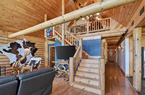 Luxemburg House | Gorgeous log home in Southern Door- Waterfront retreat