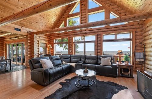 Luxemburg House | Gorgeous log home in Southern Door- Waterfront retreat