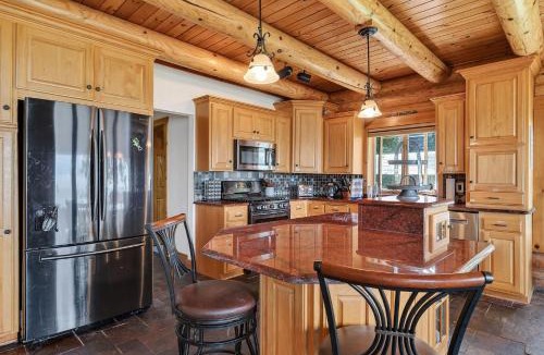 Luxemburg House | Gorgeous log home in Southern Door- Waterfront retreat