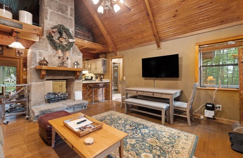Zoe Cabin | Gorgeous Luxury Chalet. Huge See-Thru Stone Fireplace. Private, Hot Tub, Wi-Fi.