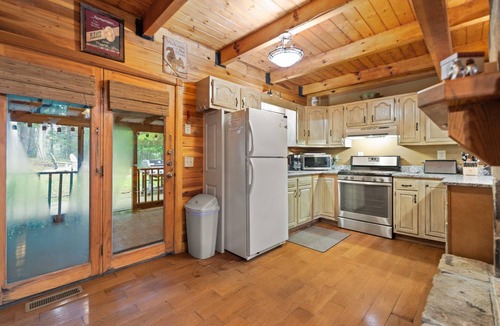 Zoe Cabin | Gorgeous Luxury Chalet. Huge See-Thru Stone Fireplace. Private, Hot Tub, Wi-Fi.