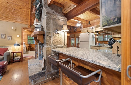 Zoe Cabin | Gorgeous Luxury Chalet. Huge See-Thru Stone Fireplace. Private, Hot Tub, Wi-Fi.