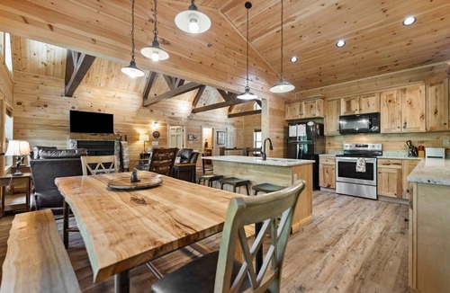 Zoe Cabin | Gorgeous New Large Cabin 5-BD, 4.5-BA, Hot Tub, Pool Table, wet bar, Wi-Fi