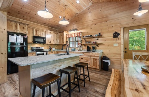 Zoe Cabin | Gorgeous New Large Cabin 5-BD, 4.5-BA, Hot Tub, Pool Table, wet bar, Wi-Fi