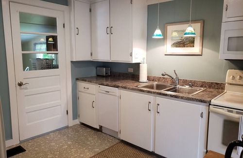 Boothbay Harbor Cottage | Gorgeous Views of Harbor Entrance! Walk to town, east side location.