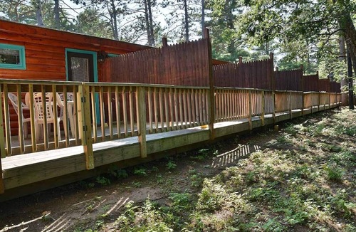 Hayward House | Grand Pines Motel Rooms
