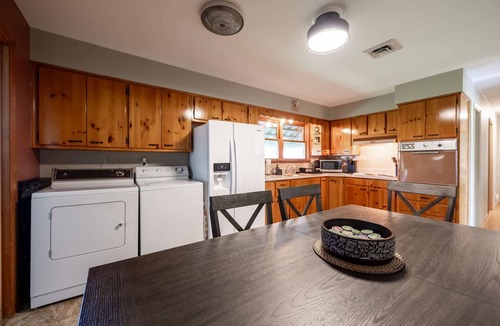 Indianapolis House | Grandma's House | Classic Indy Charm, Private Yard