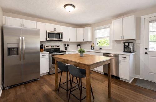 Noblesville House | Grant House King + 2 Queens Walk Downtown