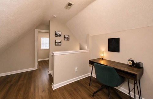 Noblesville House | Grant House King + 2 Queens Walk Downtown