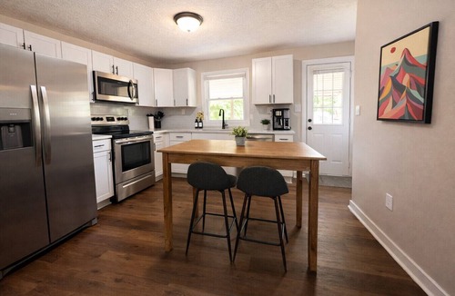 Noblesville House | Grant House King + 2 Queens Walk Downtown