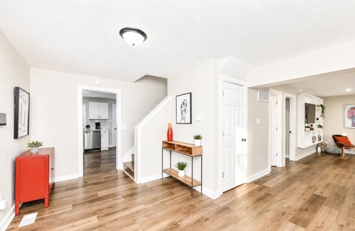 Noblesville House | Grant House King + 2 Queens Walk Downtown