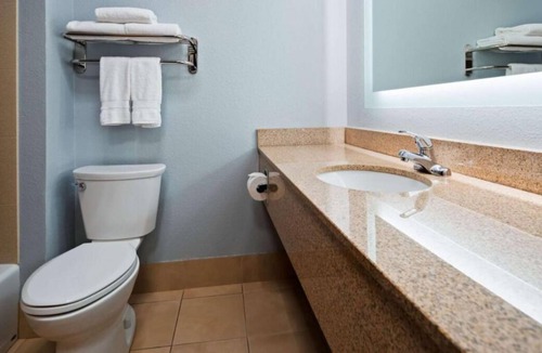 Blaine House | Great for Group Travel, 3 Serene Units, Free Breakfast, Free Parking, Pool