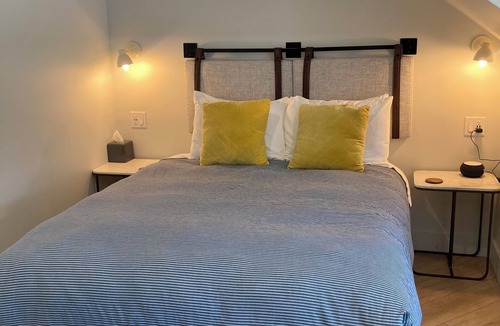 New Castle Hotel | Great Island Inn - Standard Queen Guest Room