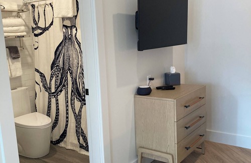 New Castle Hotel | Great Island Inn - Standard Queen Guest Room