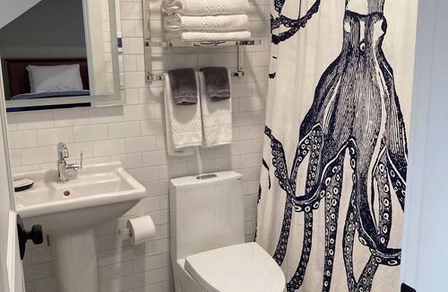 New Castle Hotel | Great Island Inn - Standard Queen Guest Room