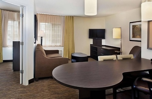 Wichita Hotel | Great Location! 4 Relaxing Units, Kitchen, Free Parking, Pets Allowed!