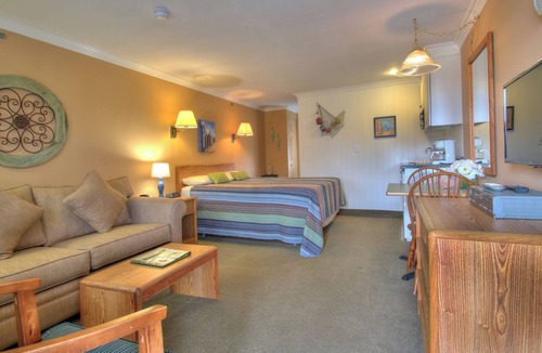 Wells Hotel | Great location near beaches, shopping and restaurants