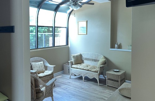 St. Louis Condo | Great Location quiet condo With rooftop deck and garage