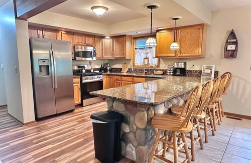 Markey Township Cottage | Great Oaks Cottage - with Hot Tub!