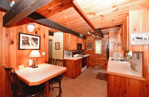 Eidelweiss Village House | Great Petfriendly Home Walking Distance to Middle Pea Beach w/Canoe + Kayak