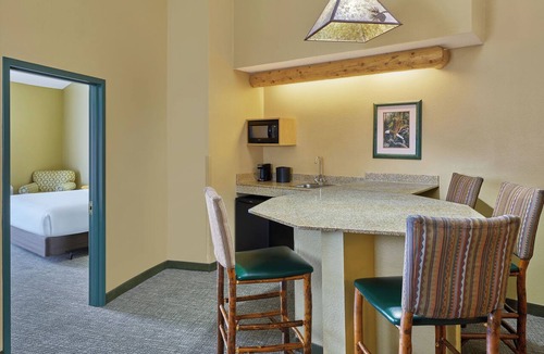 I-435 West KC-KS Resort | Great Wolf Lodge Kansas City