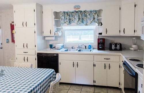 East Falmouth Hotel | Green Harbor Waterfront Lodging
