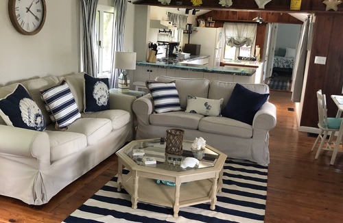 Green Hill House | Green Hill Beach Cottage on Quiet Cul de Sac