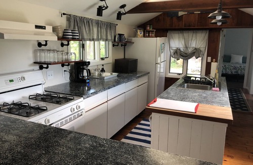Green Hill House | Green Hill Beach Cottage on Quiet Cul de Sac