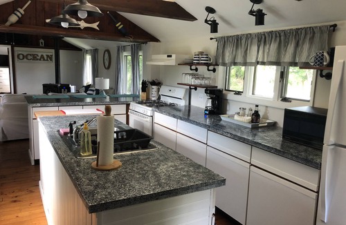 Green Hill House | Green Hill Beach Cottage on Quiet Cul de Sac