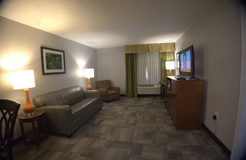 Elizabethtown Hotel | Greenfield Inn and Suites Elizabethtown, KY I65 Exit 94