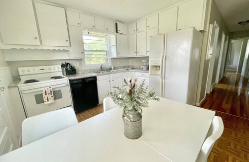 Greenwood House | Greenwood Haven: Cozy, Sleeps 8