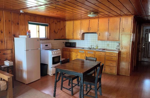 Woodruff Cabin | Gresham Shores - Hungry Bear - PET FRIENDLY
