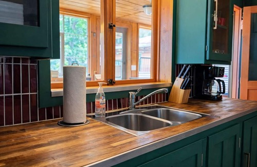 Woodruff Cabin | Gresham Shores - Woodies Perch - PET FRIENDLY