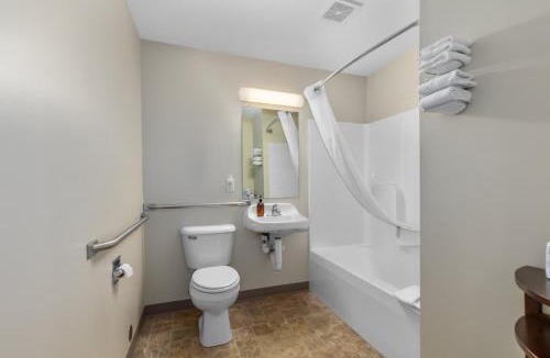 Lake City Hotel | Ground Level Lakeview Room with 1 Double bed suite