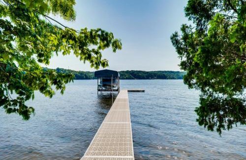 Free Soil House | Group Getaway on Hamlin Lake: Fire Pit & Dock!