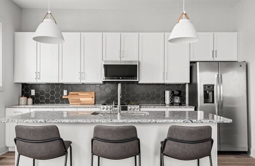 Parkwood Estates Condo | H16 ~ 4 Private Suites ~ Huge Private Rooftop ~ 6 Beds ~ 8 Minutes to Downtown