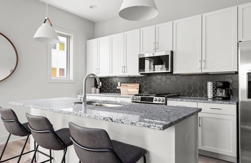 Parkwood Estates Condo | H16 ~ 4 Private Suites ~ Huge Private Rooftop ~ 6 Beds ~ 8 Minutes to Downtown
