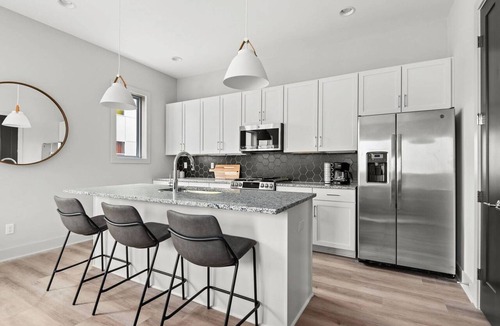 Parkwood Estates Condo | H16 ~ 4 Private Suites ~ Huge Private Rooftop ~ 6 Beds ~ 8 Minutes to Downtown