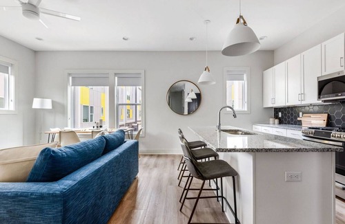 Parkwood Estates Condo | H16 ~ 4 Private Suites ~ Huge Private Rooftop ~ 6 Beds ~ 8 Minutes to Downtown