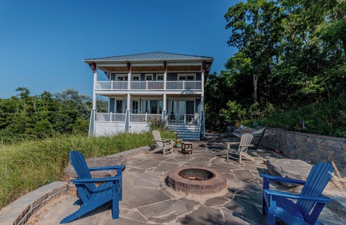 Ludington House | Hadrian's Bluff: A 4 bedroom family friendly home overlooking Lake Michigan