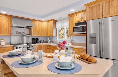 West Chatham House | Half Mile Walk to Beach, Dog Friendly!