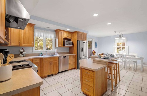 West Chatham House | Half Mile Walk to Beach, Dog Friendly!