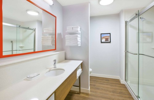 Oakwood Village Hotel | Hampton Inn & Suites Oakwood Village-Cleveland