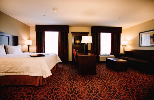 Minot Hotel | Hampton Inn & Suites Minot Airport