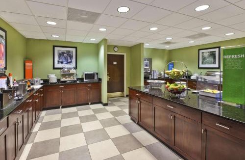 Warwick Hotel | Hampton Inn & Suites Providence-Warwick Airport