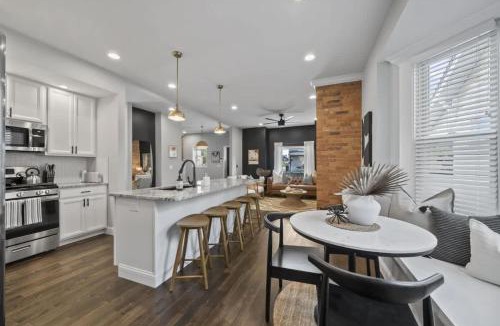 Columbus House | Hanford House w Hot Tub,Sauna,Bar