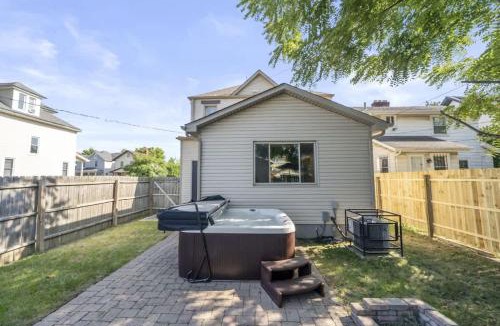 Columbus House | Hanford House w Hot Tub,Sauna,Bar