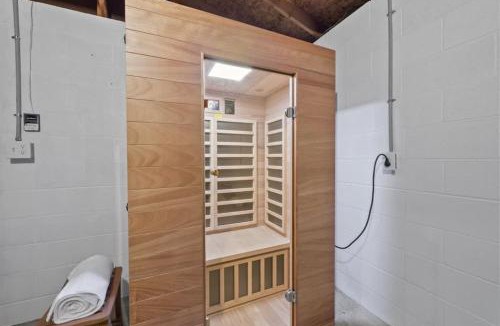 Columbus House | Hanford House w Hot Tub,Sauna,Bar